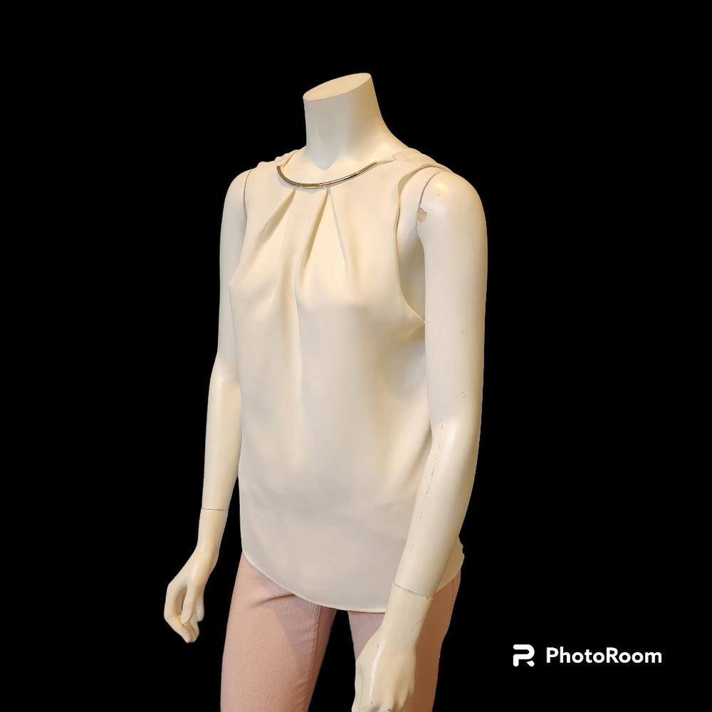 Sleeveless blouse with metal collar ring